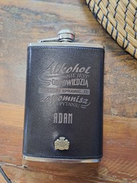 Piersiówka WITTCHEN 10-2-040 czarna z grawerem i imieniem ADAM - 50% outlet nr598